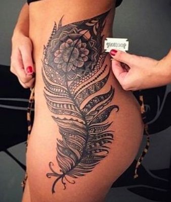 Tatouage plume de grande taille sur la hanche